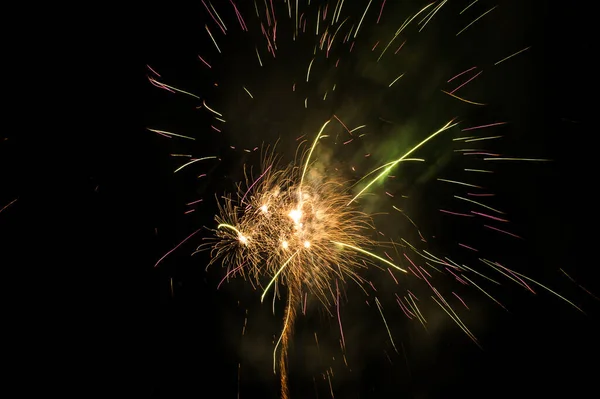 Gyönyörű Tűzijáték Éjszakai Égbolt — Stock Fotó