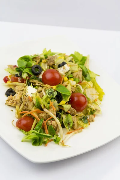 Eine Nahaufnahme Eines Frischen Salats Mit Verschiedenen Gemüsearten Auf Weißem — Stockfoto