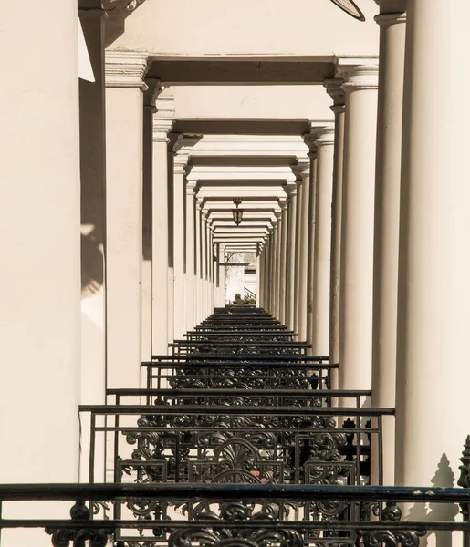 Een Verticaal Shot Van Balkons Van Een Gebouw — Stockfoto