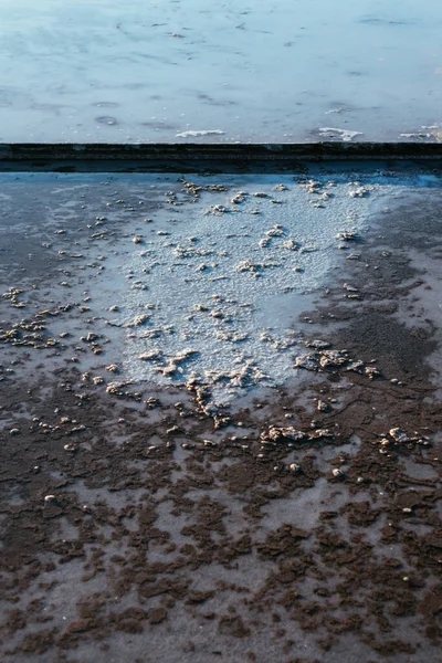 水の中で塩のフラットのクローズアップショット — ストック写真
