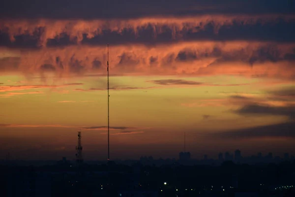 Ein Schöner Sonnenuntergang Über Der Stadt — Stockfoto