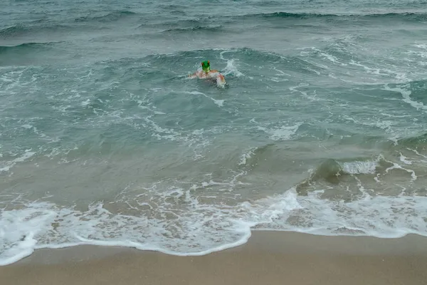 Angle Élevé Homme Caucasien Portant Masque Tête Lézard Dans Mer — Photo