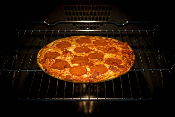 Una Pizza Pepperoni Cocinándose Ove — Foto de Stock
