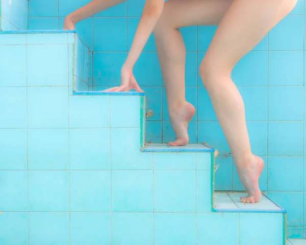 腕や足の女性のバレリーナの先端位置 プールのステップに上昇 — ストック写真