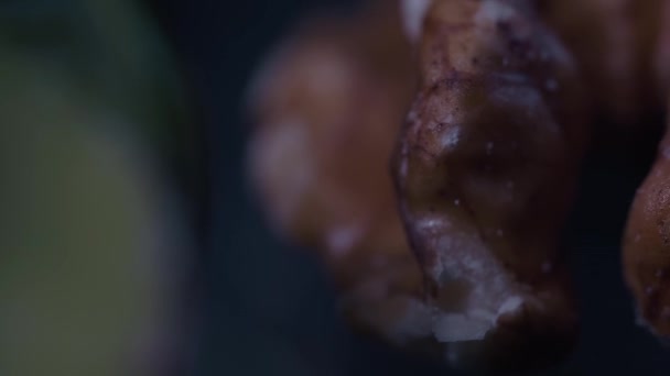背景模糊的鲜褐色和黑色咖啡豆的特写镜头 — 图库视频影像