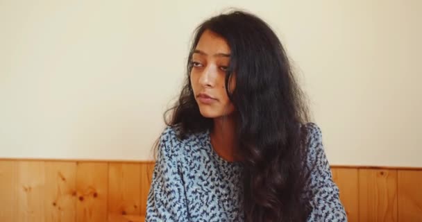 Young Indian Woman Talking — Vídeo de Stock