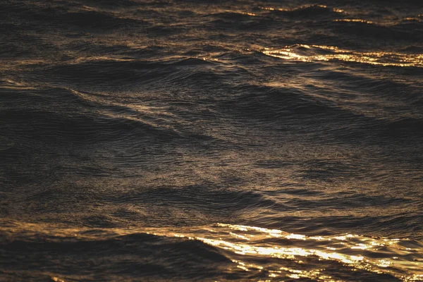 Крупный План Волн Океана Солнечных Лучах Сумерках — стоковое фото