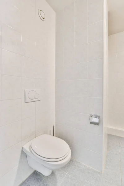 Banheiro Minimalista Com Assento Vaso Sanitário Branco — Fotografia de Stock