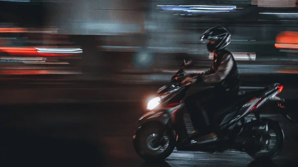 Vue Latérale Motocycliste Sur Route Nuit Sentiers Lumineux Arrière Plan — Photo