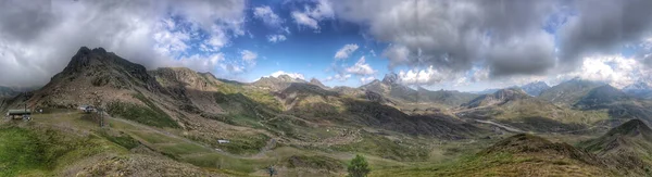 Ein Panoramablick Auf Berge Und Wolken Über — Stockfoto