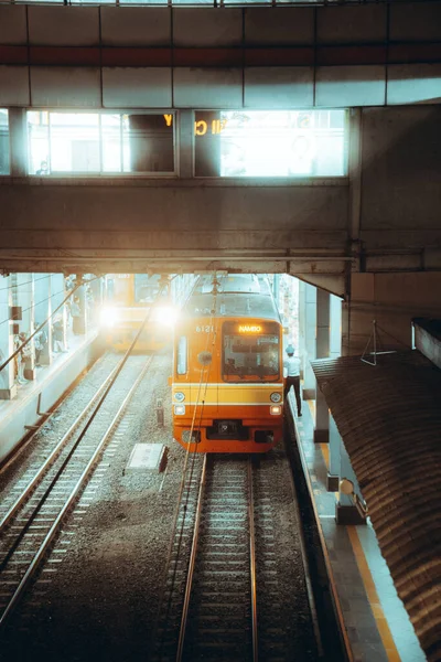 Blick Von Oben Auf Einen Orangefarbenen Zug Einem Bahnhof — Stockfoto