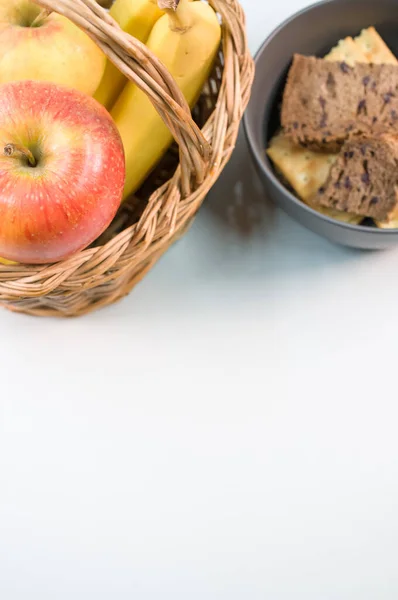 Φρέσκα Και Υγιεινά Φρούτα Και Μπολ Φρέσκο Ψωμί Κίτρινη Επιφάνεια — Φωτογραφία Αρχείου