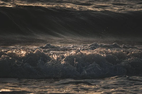 Uno Scenario Inquietante Che Spruzza Onde Dell Oceano Raggi Sole — Foto Stock