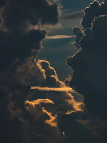 タイのバンコクで劇的な雲の垂直ショット — ストック写真