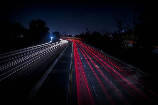 抽象的な明るい信号路を持つ広い高速道路夜 水平方向の背景 — ストック写真