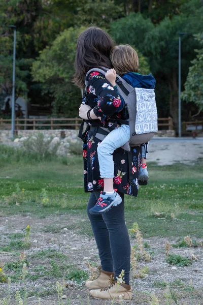 Ung Mamma Med Sin Lilla Pojke Rygg Ergonomisk Babyvagn Höst — Stockfoto