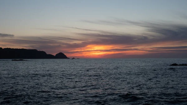 Een Prachtige Foto Van Zonsondergang Boven Kalme Zee Bij Cudillero — Stockfoto