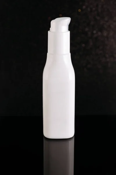 Вертикальный Снимок Белой Бутылки Тёмном Фоне — стоковое фото