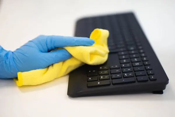 Людина Захисними Рукавичками Використовує Дезінфікуючий Засіб Протирання Очищення Поверхні Клавіатури — стокове фото