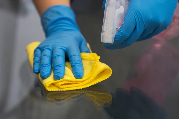 Limpieza Con Spray Guantes Goma Azul Paño Cocina Una Superficie — Foto de Stock