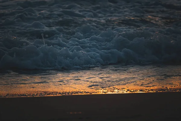 Ondas Espumosas Oceano Que Lavam Praia Arenosa Por Sol Dourado — Fotografia de Stock