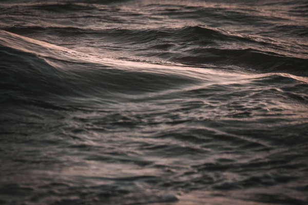 Tiro Perto Ondulações Oceano Raios Sol Tiro Monocromático — Fotografia de Stock