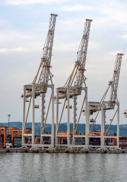 Koper Slovenia 2021年6月4日スロベニアのクーパー港における貨物コンテナ用大型クレーン 国際貨物及び物流のための輸送コンテナ付きドック — ストック写真