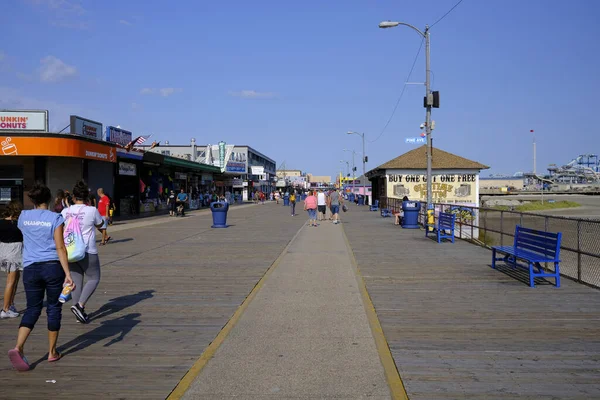 Atlantic City Förenade Staterna Sep 2021 Människor Som Vandrar Längs — Stockfoto