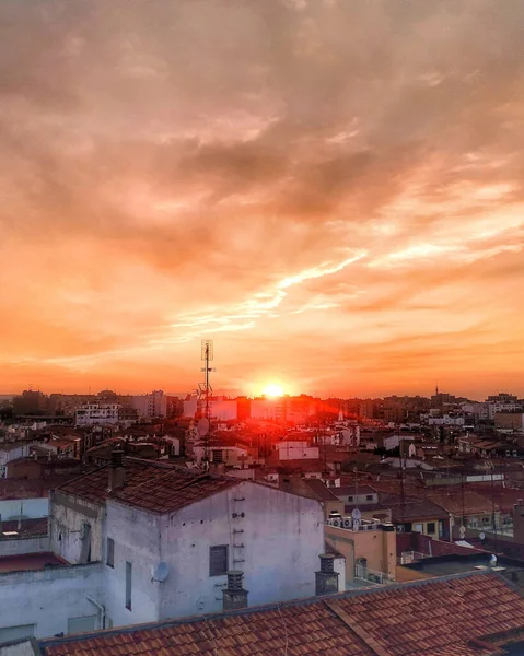 Закат Солнца Красивым Городом — стоковое фото