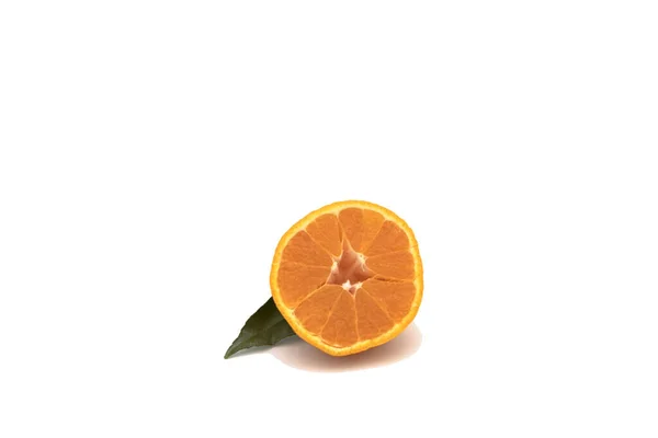 Närbild Frisk Mogen Orange Skuren Mitten Isolerad Vit Bakgrund — Stockfoto