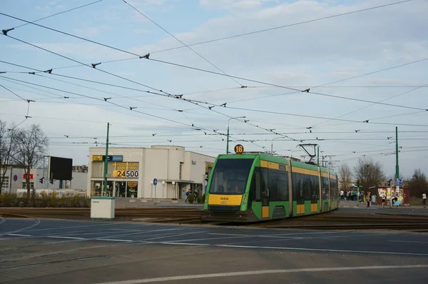 Poznan Pologne Avril 2013 Tramway Vert Des Transports Publics Intersection — Photo