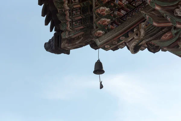 Een Klokje Van Een Aziatische Tempel Blauwe Heldere Lucht Achtergrond — Stockfoto