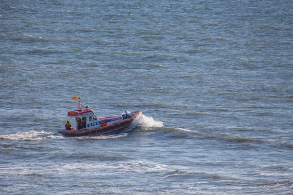 Egmond Aan Zee Netherlands 2019年7月2日 在北海救生船上进行营救演习的脱壳机海岸警卫队成员 — 图库照片