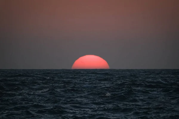 Ett Hisnande Landskap Ruby Solnedgång Vid Havet — Stockfoto