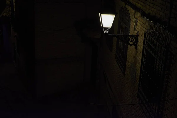 Una Vista Nocturna Viejo Poste Luz Callejón Del Crepúsculo Toledo — Foto de Stock