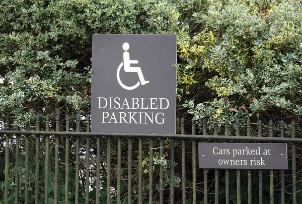 Segno Parcheggio Disabili Avvertimento Parcheggio Auto Sulla Recinzione Metallo — Foto Stock
