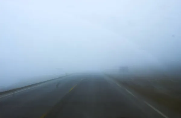 一条空旷笔直的乡间小路迷失在雾中 水平的背景 — 图库照片