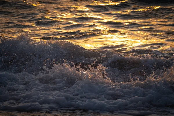 在太阳光中拍出的海浪的特写 — 图库照片