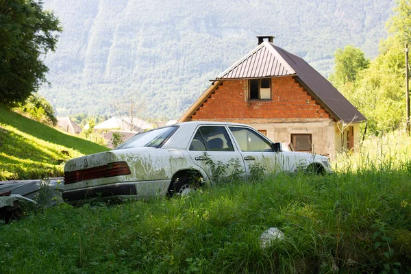 Zaniedbane Stare Białe Auto Przed Niedokończonym Domem Słowenia Europa Wschodnia — Zdjęcie stockowe