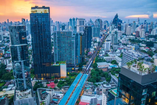 Das Stadtbild Die Skytrain Eisenbahn Und Der Wolkenkratzer Von Bangkok — Stockfoto