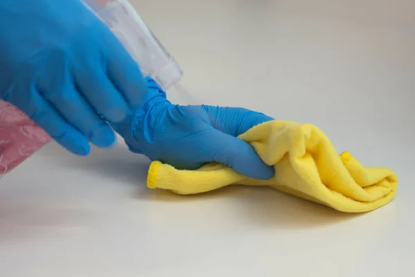 Limpieza Con Detergente Aerosol Guantes Goma Paño Cocina Superficie Trabajo — Foto de Stock