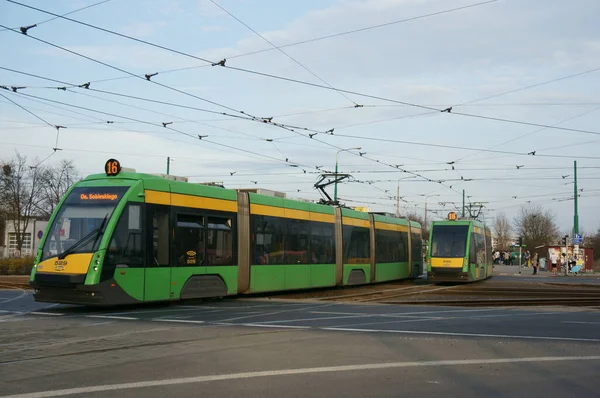 Poznan Polen April 2013 Die Grüne Straßenbahn Auf Einer Kreuzung — Stockfoto