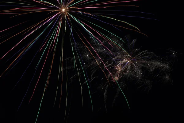 Een Close Shot Van Vuurwerk Donkere Nacht Achtergrond — Stockfoto