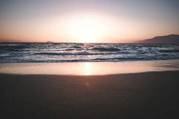 Una Vista Serena Dell Alba Una Spiaggia Sabbiosa Paradiso Tropicale — Foto Stock