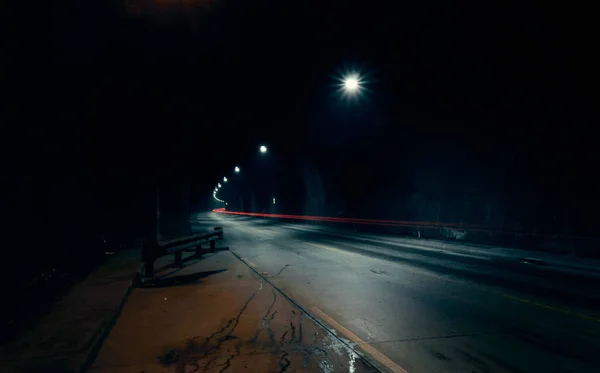 抽象的な明るい信号路を持つトンネル夜 水平方向の背景 — ストック写真