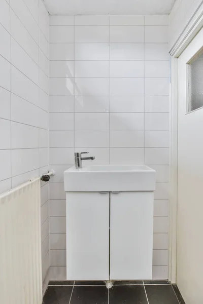Egy Mosogató Egy Minimalista Fürdőszobában — Stock Fotó