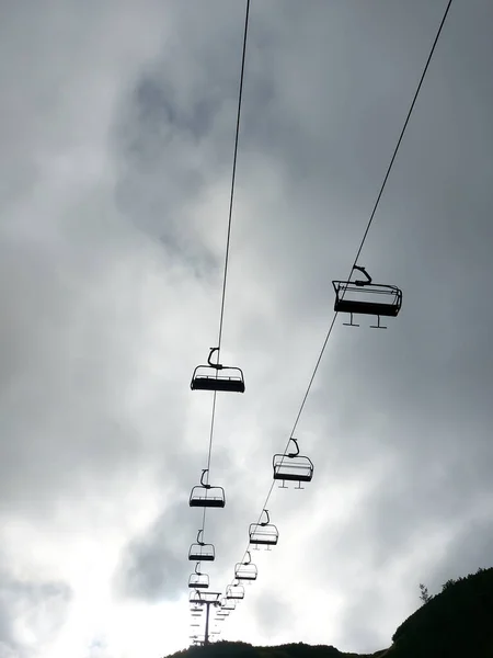 在阴暗的天空下 一个空荡荡的滑雪椅的低角度 — 图库照片