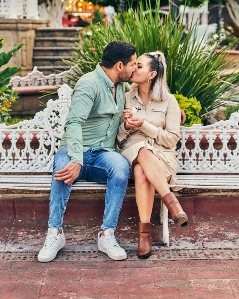 Jovem Casal Latino Feminino Apaixonado Dando Beijo Entre Anos — Fotografia de Stock