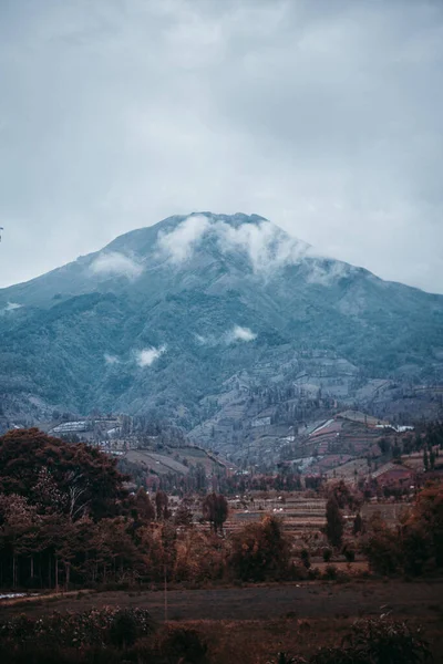 高山上美丽的风景 山坡上有一个村庄 — 图库照片