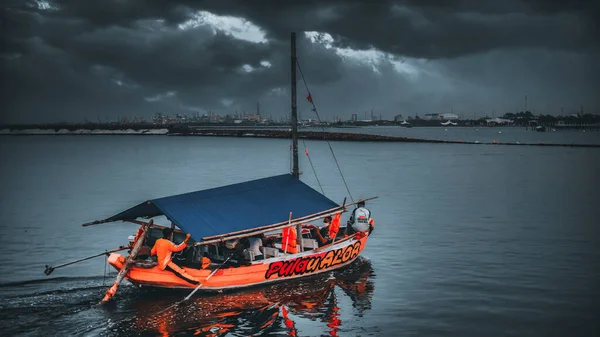 Bateau Pêche Réfléchi Sur Une Mer Tranquille Sous Ciel Nuageux — Photo